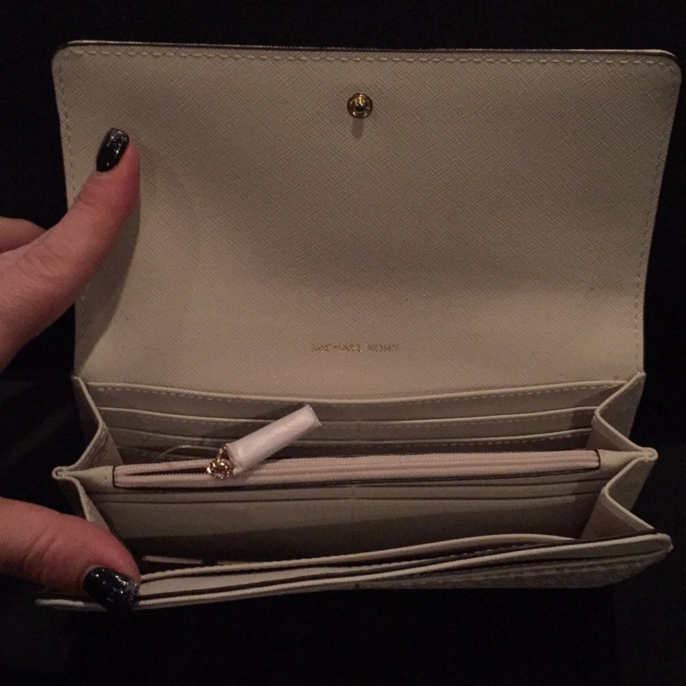 New Michael Kors wallet - Picture 2 of 7